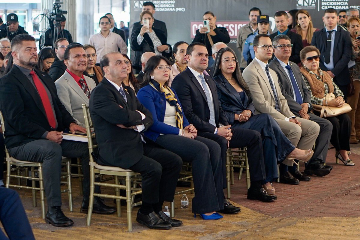 Este  #CongresoNacional abre sus puertas al acompañamiento del <a href="/cnahonduras/">CNA Honduras</a>, que presentó el informe “Del Congreso que votamos al Congreso que tenemos”, una radiografía del Legislativo anterior que servirá como guía para corregir errores y fortalecer la transparencia. 🧵👇🏼