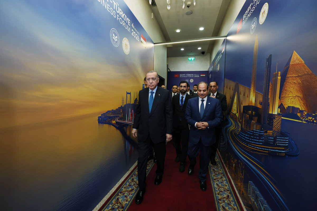 Türkiye-Mısır İş Forumu vesilesiyle iş dünyamızın temsilcileriyle Kahire’de bir araya geldik. 🇹🇷🇪🇬

Ülkelerimiz arasındaki ticari ve ekonomik bağların daha da kuvvetlenmesi için gayret gösteren her bir kardeşime şükranlarımı sunuyorum.