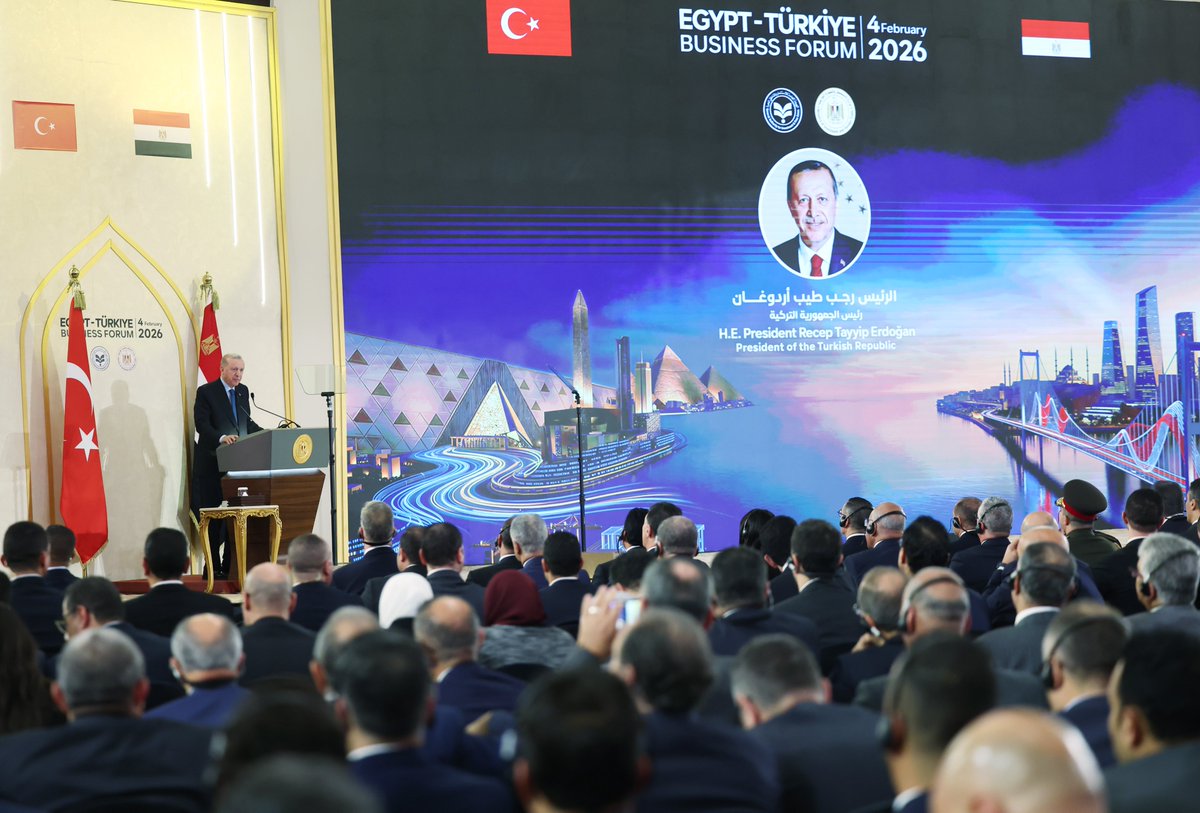 RTErdogan's tweet photo. Türkiye-Mısır İş Forumu vesilesiyle iş dünyamızın temsilcileriyle Kahire’de bir araya geldik. 🇹🇷🇪🇬

Ülkelerimiz arasındaki ticari ve ekonomik bağların daha da kuvvetlenmesi için gayret gösteren her bir kardeşime şükranlarımı sunuyorum. https://t.co/M62HVmlevC