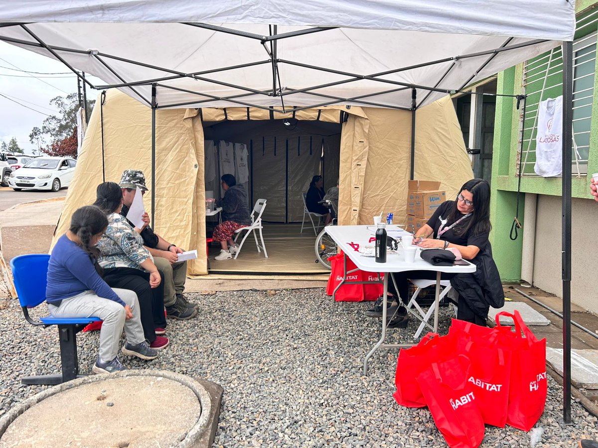 FundLasRosas's tweet photo. ⛑️ Seguimos apoyando  a los pobladores y Personas Mayores 👵🏾🧓🏽 en #PuntaDeParra #Tomé, zona destruida por los #Incendios 🔥 Fuerza, Fe y Esperanza ✨️✨️✨️ Operativos Médicos Fundación Las Rosas @afphabitat #Miercoles @elsurcl https://t.co/FEwbWHBOPv