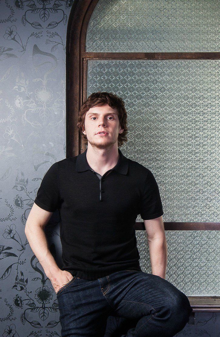 15Meelany's tweet photo. si pudiera andar con Evan Peters aún con la certeza de que me arruinaría la vida yo pensaría “sabes qué? a qué venimos a este valle de lágrimas si no es a sufrir?” https://t.co/YOo2Xf9fe4
