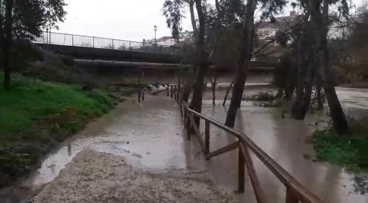 aytoguadaira's tweet photo. El Ayuntamiento informa a la ciudadanía de la posible interrupción del tráfico en el Puente de la A-392 debido a la crecida del a su paso por la zona como consecuencia de la aportación de agua desde la cabecera del rio y de sus afluentes y propia lluvia👇🏻

https://t.co/kJRdwGdoum https://t.co/OaV64sNiOH