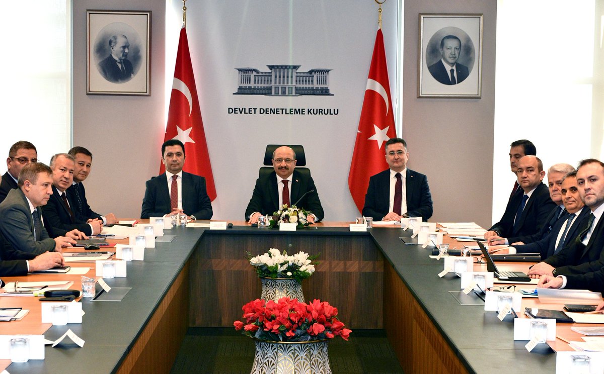 TanrikuluSalih's tweet photo. Bakanlıklarımızın teftiş ve denetim birimlerinin değerli yöneticileri ile Cumhurbaşkanlığı Külliyesinde verimli bir çalışma toplantısı gerçekleştirdik. 

"Rehberlik, Teftiş ve Denetim Faaliyetlerinin Düzenli ve Etkin Bir Şekilde Yerine Getirilmesi" konulu Cumhurbaşkanlığı Genelgesi kapsamında bir araya geldiğimiz toplantıda; denetim süreçlerinin etkinliğinin artırılması, kurumlar arası koordinasyonun güçlendirilmesi ve yıllık denetim programlarının uygulanmasına dair görüş ve önerileri ele aldık. 

Ayrıca, sağlık hizmetlerinden tüketicinin korunması ve piyasa gözetimine, ürün ve gıda güvenliğinden dijital sahteciliğe kadar çok sayıda konuda denetim faaliyetlerinin sonuçlarını değerlendirme imkanı bulduk. 

✅ DDK Denetim Bilgi Sistemi üzerinden dijital ortamda temin edilen tüm denetim birimlerinin faaliyet raporları ile yıllık çalışma programlarındaki bilgilerin analizi ve raporlanması,

✅ Denetimlerde dijital dönüşümün sağlanması ve risk analizi esaslı denetimlerin yapılması,

✅ Saha denetimlerinin personel ve teknolojik ekipmanlar yönünden desteklenmesi, 

✅ Kurumlar arası veri paylaşımı ve denetim faaliyetlerinin eş güdümlü yürütülmesine ilişkin protokollerin yaygınlaştırılması,

✅ Kurallara gönüllü uyumun artırılması amacıyla denetim birimlerinin rehberlik fonksiyonunun etkinleştirilmesi,

✅ Denetim faaliyetlerinin düzenli, kapsamlı ve etkin bir şekilde yürütülmesi, 

konuları hakkında yaptığımız istişarelerle rehberlik, teftiş ve denetim faaliyetlerine ilişkin yıllık çalışma programlarının daha etkili, uyumlu ve koordineli bir şekilde uygulanmasını hedefliyoruz.
 
Devlet Denetleme Kurulu olarak kamu hizmetlerinin  verimli, şeffaf ve hesap verebilir şekilde sunulması ile denetim faaliyetlerinin etkin bir şekilde yürütülmesi amacıyla “Vatandaş Odaklı Yönetim, Etkin Denetim” esaslı çalışmalarımızı sürdüreceğiz.

#EtkinDenetim 
#KamuDenetimi