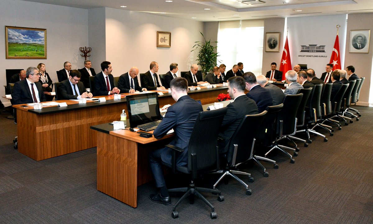 Bakanlıklarımızın teftiş ve denetim birimlerinin değerli yöneticileri ile Cumhurbaşkanlığı Külliyesinde verimli bir çalışma toplantısı gerçekleştirdik. 

"Rehberlik, Teftiş ve Denetim Faaliyetlerinin Düzenli ve Etkin Bir Şekilde Yerine Getirilmesi" konulu Cumhurbaşkanlığı