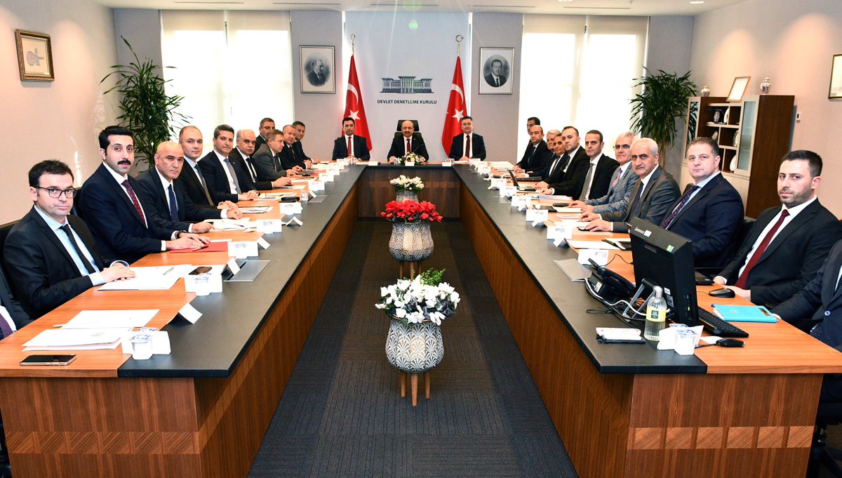 TanrikuluSalih's tweet photo. Bakanlıklarımızın teftiş ve denetim birimlerinin değerli yöneticileri ile Cumhurbaşkanlığı Külliyesinde verimli bir çalışma toplantısı gerçekleştirdik. 

"Rehberlik, Teftiş ve Denetim Faaliyetlerinin Düzenli ve Etkin Bir Şekilde Yerine Getirilmesi" konulu Cumhurbaşkanlığı Genelgesi kapsamında bir araya geldiğimiz toplantıda; denetim süreçlerinin etkinliğinin artırılması, kurumlar arası koordinasyonun güçlendirilmesi ve yıllık denetim programlarının uygulanmasına dair görüş ve önerileri ele aldık. 

Ayrıca, sağlık hizmetlerinden tüketicinin korunması ve piyasa gözetimine, ürün ve gıda güvenliğinden dijital sahteciliğe kadar çok sayıda konuda denetim faaliyetlerinin sonuçlarını değerlendirme imkanı bulduk. 

✅ DDK Denetim Bilgi Sistemi üzerinden dijital ortamda temin edilen tüm denetim birimlerinin faaliyet raporları ile yıllık çalışma programlarındaki bilgilerin analizi ve raporlanması,

✅ Denetimlerde dijital dönüşümün sağlanması ve risk analizi esaslı denetimlerin yapılması,

✅ Saha denetimlerinin personel ve teknolojik ekipmanlar yönünden desteklenmesi, 

✅ Kurumlar arası veri paylaşımı ve denetim faaliyetlerinin eş güdümlü yürütülmesine ilişkin protokollerin yaygınlaştırılması,

✅ Kurallara gönüllü uyumun artırılması amacıyla denetim birimlerinin rehberlik fonksiyonunun etkinleştirilmesi,

✅ Denetim faaliyetlerinin düzenli, kapsamlı ve etkin bir şekilde yürütülmesi, 

konuları hakkında yaptığımız istişarelerle rehberlik, teftiş ve denetim faaliyetlerine ilişkin yıllık çalışma programlarının daha etkili, uyumlu ve koordineli bir şekilde uygulanmasını hedefliyoruz.
 
Devlet Denetleme Kurulu olarak kamu hizmetlerinin  verimli, şeffaf ve hesap verebilir şekilde sunulması ile denetim faaliyetlerinin etkin bir şekilde yürütülmesi amacıyla “Vatandaş Odaklı Yönetim, Etkin Denetim” esaslı çalışmalarımızı sürdüreceğiz.

#EtkinDenetim 
#KamuDenetimi