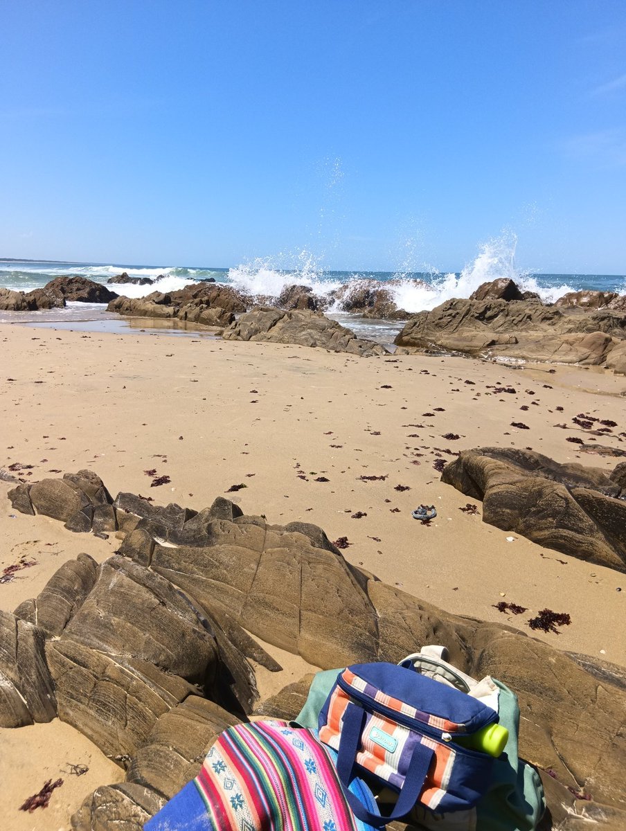 La_Pedrera's tweet photo. Atentos , pasar información a turistas por si encuentran un taper de plástico azul conteniendo: celular, billetera,  y llaves de auto, es del pescador Oscar Calimares que se accidentó en Cabo Polonio. La señal GPS está cerca del faro de La Paloma. Avisar sin falta a La Prefectura https://t.co/aiJ3PZWD5g