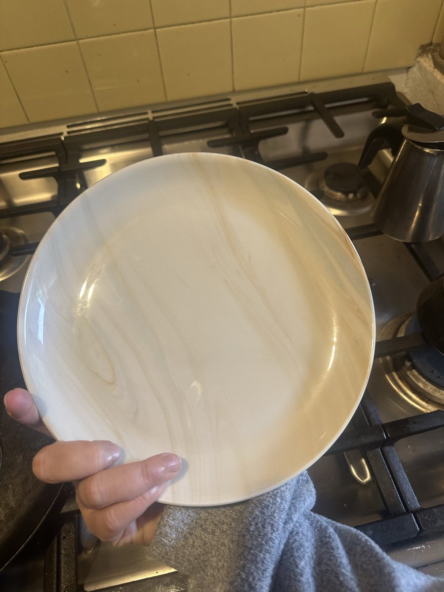 InesA80288's tweet photo. .@LiverpoolMexico y .@westelm vende platos de "Mármol" pero entrega cerámica barata. Al reclamar en .@Profeco, sus abogados mienten diciendo “no contaban con una colección de mármol” aunque su web dice lo contrario. Exijo cumplimiento de la oferta, no mentira. #PublicidadEngañosa https://t.co/gVRFK1K4J0