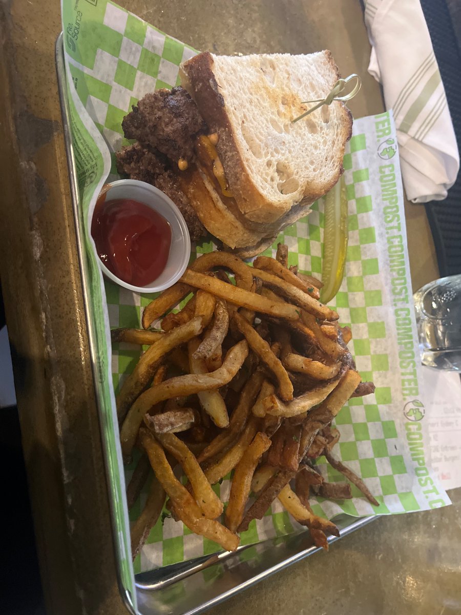 1zela_'s tweet photo. Burg noms guess how much it was chat https://t.co/EXeQ2nrllH