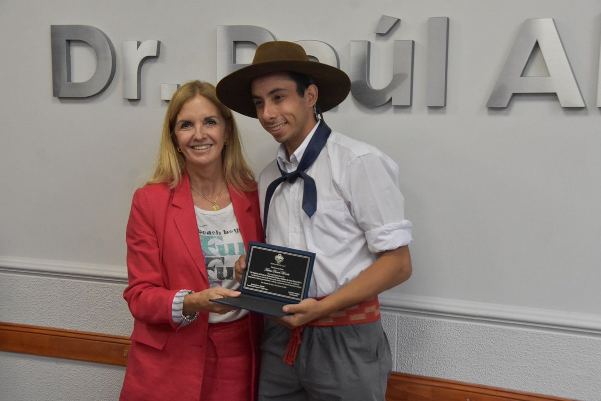 Diputados distinguieron a la delegación jujeña en Jesús María
Legisladores de Jujuy Crece reconocieron a la delegación jujeña por su participación en el 60° Festival Nacional de Doma y Folklore de Jesús María. Jujuy aseguró su lugar en la próxima edición.
#LegislaturaDeJujuy