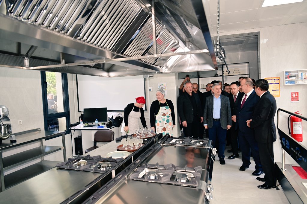 Aydin_MEM's tweet photo. 🏫Valimiz Sayın Yakup CANBOLAT ve Müdürümüz @mehmetyigitmem, Didim Halk Eğitim Merkezi Mutfak Akademisi’ni ziyaret ederek yürütülen mesleki eğitim programlarını yerinde incelediler. 

Kursiyer ve eğitmenlerle bir araya gelen Valimiz, yerel istihdama ve gastronomiye katkı sağlayan bu  eğitim çalışmaları hakkında bilgi aldı.

📍Didim 

@tcmeb 
@Yusuf__Tekin 
@AydinValiligi 
@mehmetyigitmem