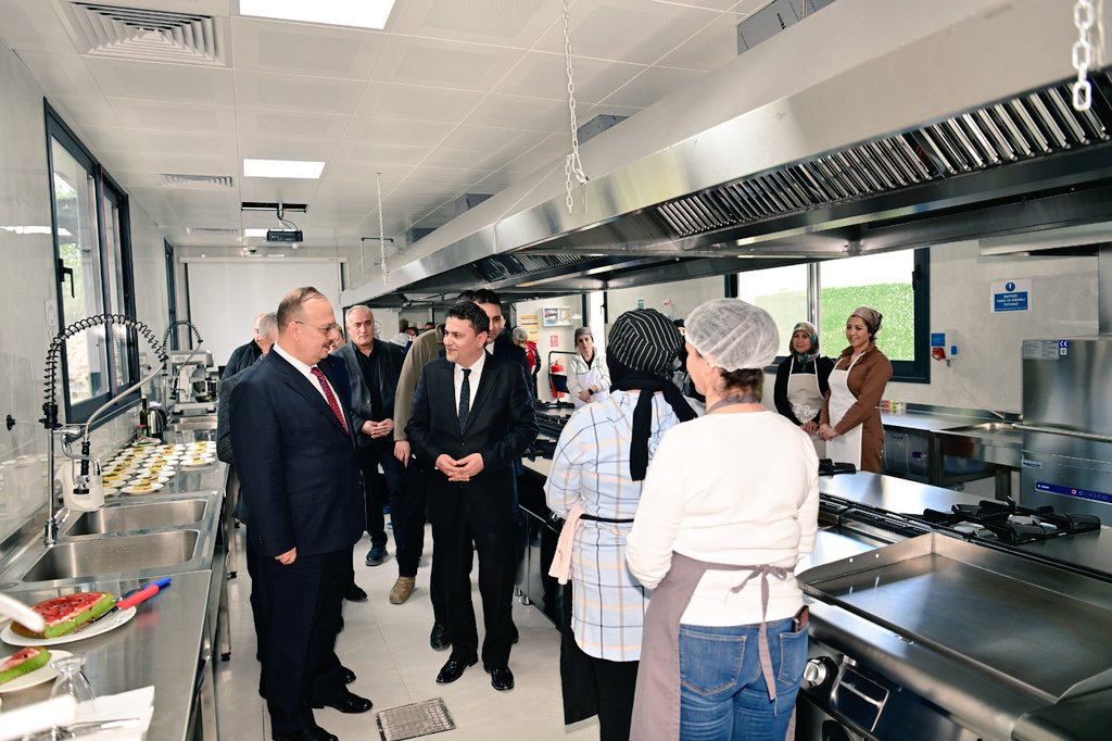 Aydin_MEM's tweet photo. 🏫Valimiz Sayın Yakup CANBOLAT ve Müdürümüz @mehmetyigitmem, Didim Halk Eğitim Merkezi Mutfak Akademisi’ni ziyaret ederek yürütülen mesleki eğitim programlarını yerinde incelediler. 

Kursiyer ve eğitmenlerle bir araya gelen Valimiz, yerel istihdama ve gastronomiye katkı sağlayan bu  eğitim çalışmaları hakkında bilgi aldı.

📍Didim 

@tcmeb 
@Yusuf__Tekin 
@AydinValiligi 
@mehmetyigitmem