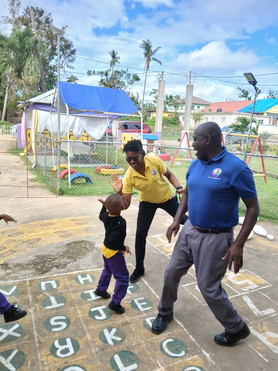 Bee Aronson tweet media