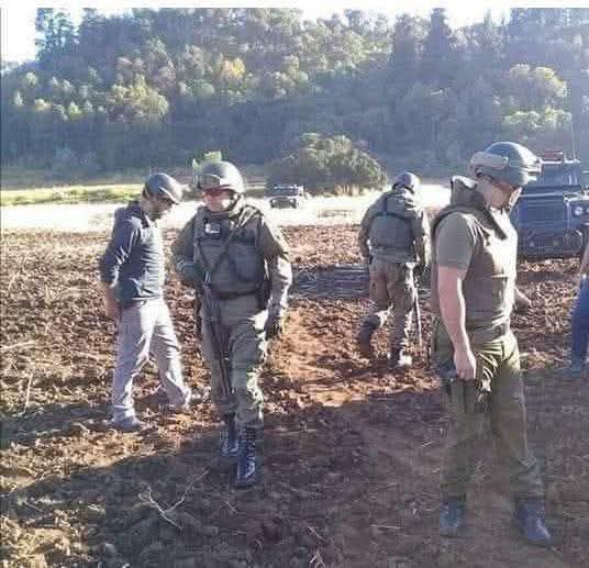 DebiaEduardo's tweet photo. UN VIEJO CUENTO, PERO DIVERTIDO 👇👇😂

Un anciano mapuche vivía en Temucuicui. 
Quería plantar papas en su parcela, pero arar la tierra era un trabajo muy pesado para él. 
Su único hijo, José, estaba estudiando becado en Francia. 
Entonces el anciano decide mandarle un mensaje.. https://t.co/ql5EhnDKdp