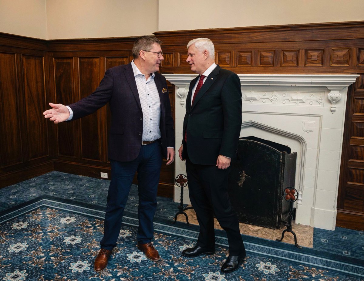 Stephen Harper tweet media