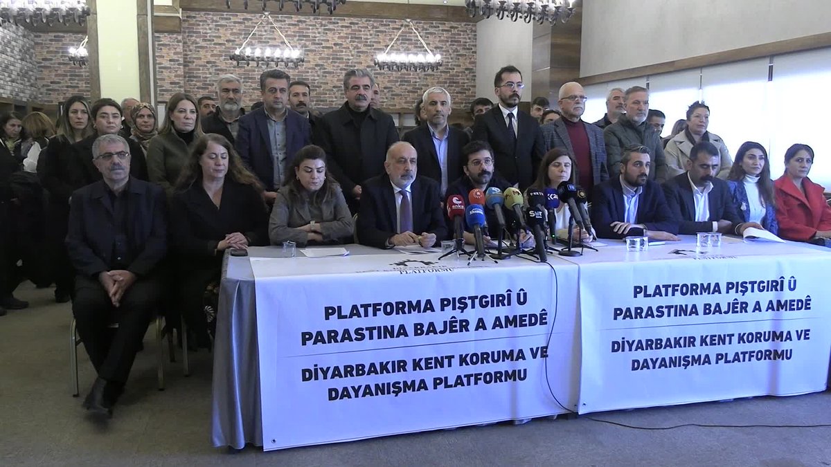 Kobani için toplanan yardımlar Diyarbakır’a geri döndü… DTSO Başkanı Kaya: AFAD’ın bile giremediği yere bizden 25 tırı teslim etmemizi istiyorlar

ankahaber.net/haber/detay/ko… #ankahaberajansı