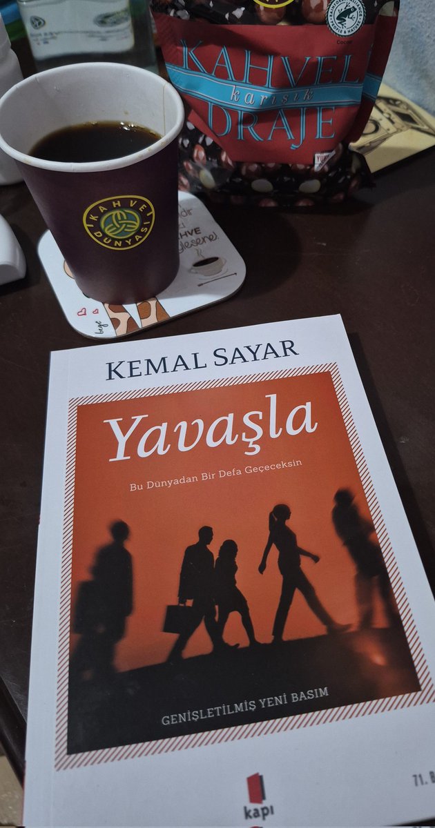 Yeni kitaba bismillah🍀
Kahveli çikolata yiyip kahve icmekde sevdaya dahil mi😃