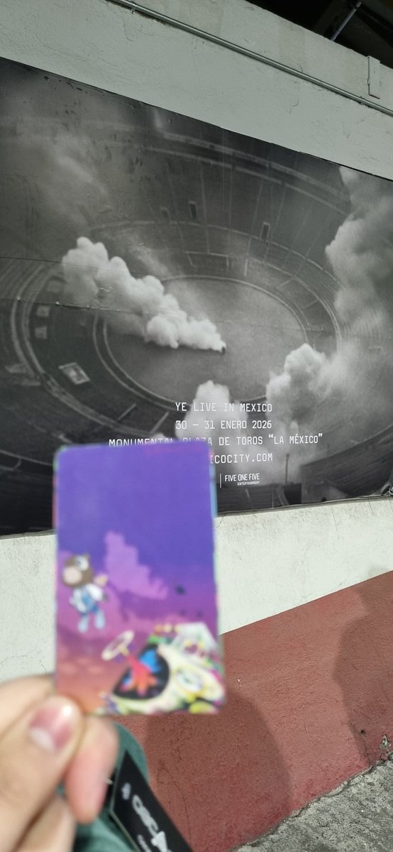 Yeyick8's tweet photo. @TheLifeofEllie7 One of the best nights of my life, the vibes were immaculate. But that's the kind of things that you cannot see trough a screen.

And the bootleg Kanye's merch in Mexico was simply amazing https://t.co/1yXOaH6Esw