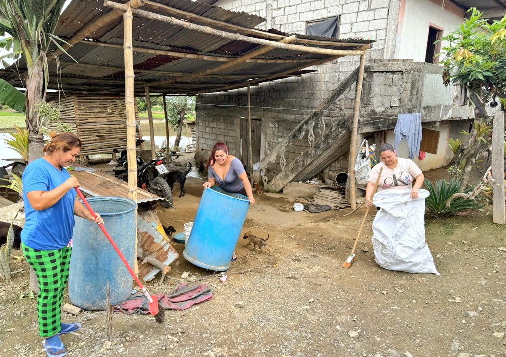 DPS_LosRios's tweet photo. #Daule | El equipo de @Salud_Ec, en coordinación con la comunidad, ejecutó acciones de Participación Ciudadana y Salud Ambiental en el recinto Tormento, de la parroquia Juan Bautista Aguirre. https://t.co/3P3AUr0sqh
