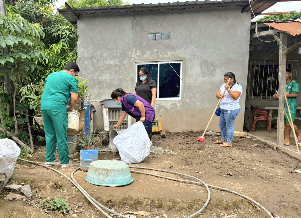 DPS_LosRios's tweet photo. #Daule | El equipo de @Salud_Ec, en coordinación con la comunidad, ejecutó acciones de Participación Ciudadana y Salud Ambiental en el recinto Tormento, de la parroquia Juan Bautista Aguirre. https://t.co/3P3AUr0sqh