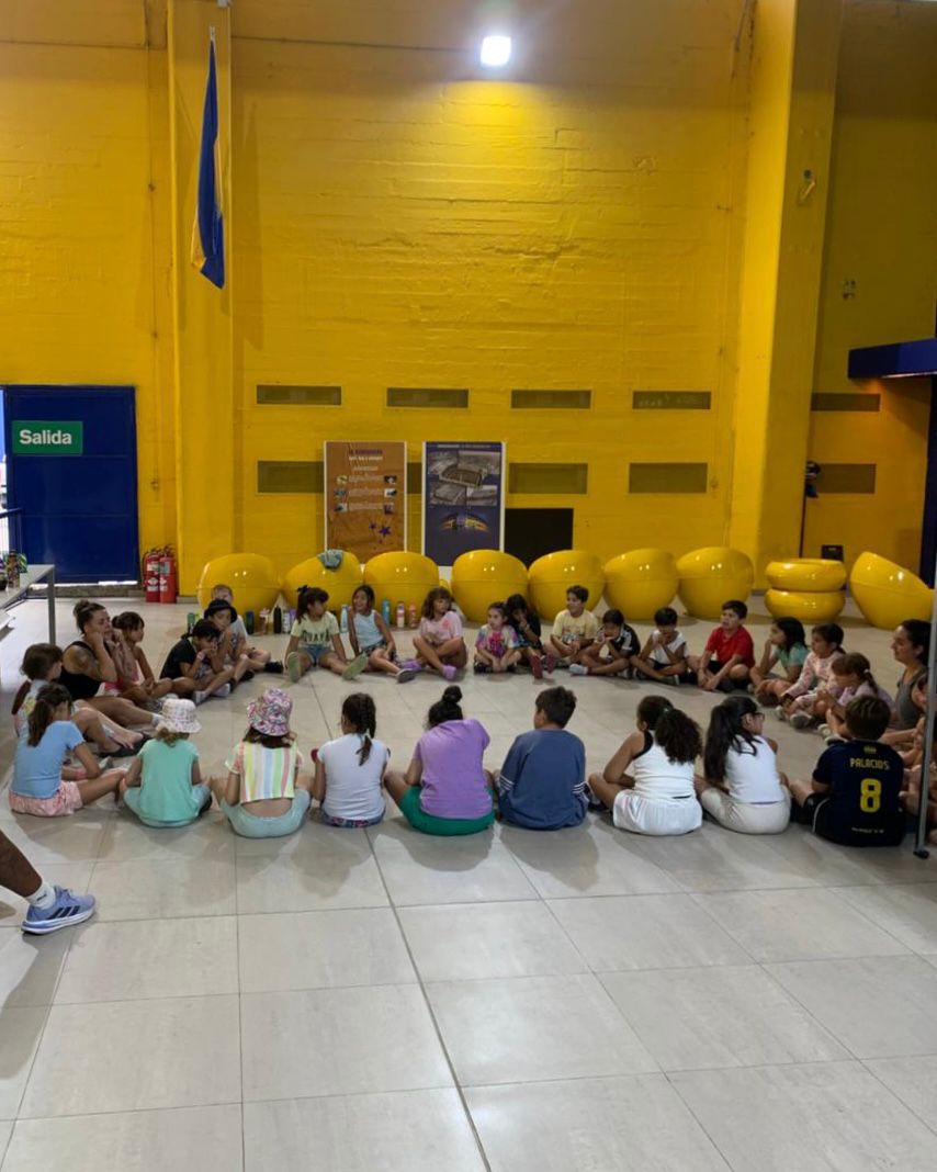 Taller de 𝐄𝐒𝐈 en la 𝐂𝐨𝐥𝐨𝐧𝐢𝐚 💬

El Departamento de Inclusión e Igualdad compartió un nuevo encuentro con los chicos y chicas de la Colonia.

A través de juegos y actividades, se trabajó el reconocimiento del cuerpo, el respeto y la diversidad en el deporte 💙💛💙