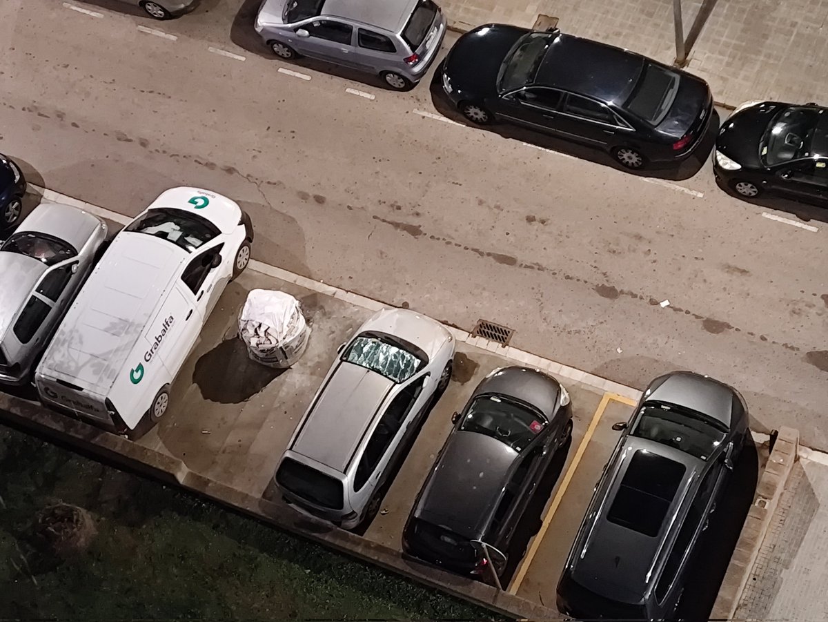 torresblancoa's tweet photo. @apropcornella es normal que una saca de runas ocupe un aparcamiento? Carrer del freixe https://t.co/ArsiAJQZ84