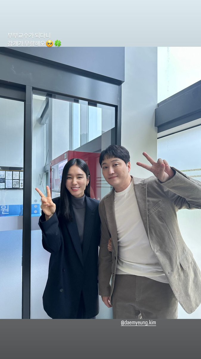 우리애들 결혼한 게 갑자기 안 믿김
고백하네마네질질끄네난리난리햇는데
언제 홀라당 결혼까지 햇냐고
너네 누가 왜 뭐하다가 결혼까지 햇으며
프로포즈는 어케 햇는지
자세히 설명 좀 해봐 ..
산과말랑곰돌토끼커플인 줄 알앗는데
언제이렇게 멋진 교수부부가 된거야 ㅠㅠ