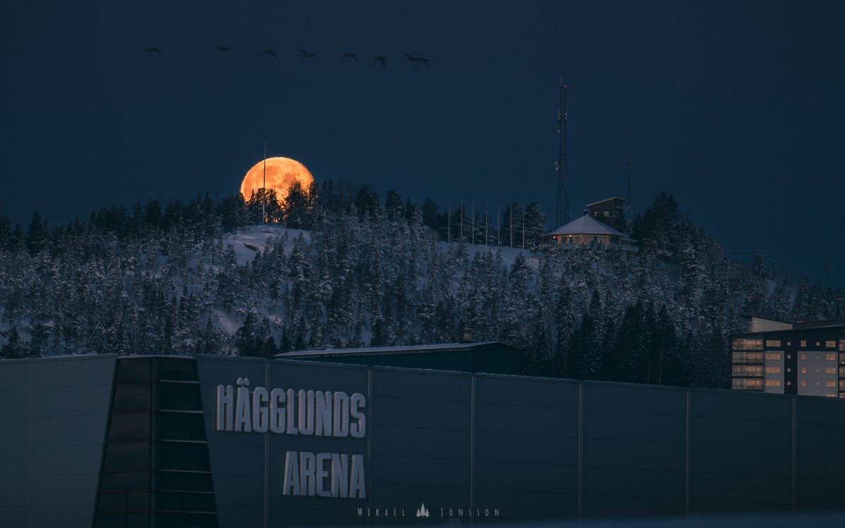 fotografmikaelj's tweet photo. Snorkalla dagar just nu så man är inte ute mer än nödvändigt. Om man inte ska fota månen då det vill säga. https://t.co/et4ztst4PS