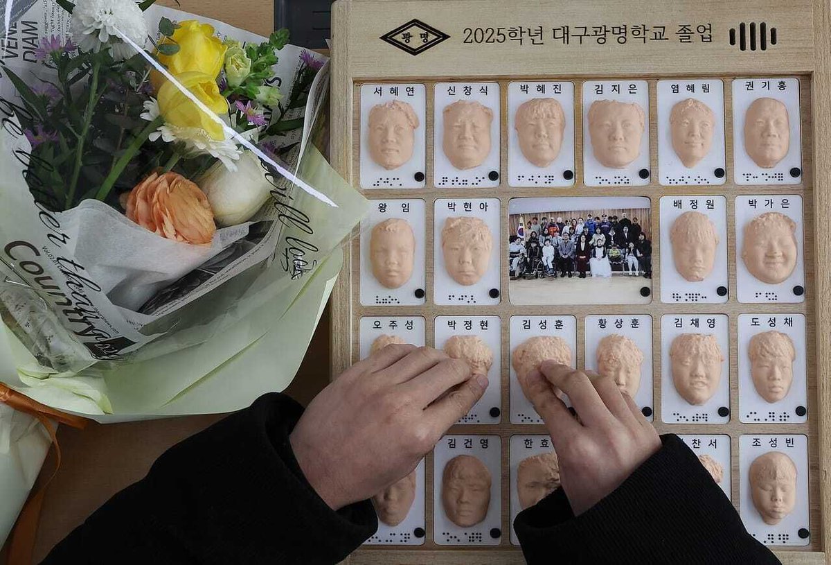 Un album de fin d’année que l’on peut toucher.
En Corée du Sud, une école remplace les photos par des portraits imprimés en 3D, avec les prénoms en braille. Portraits 3D + braille = album enfin accessible à tous ❤️
#Inclusion #Accessibilité #GoodNews