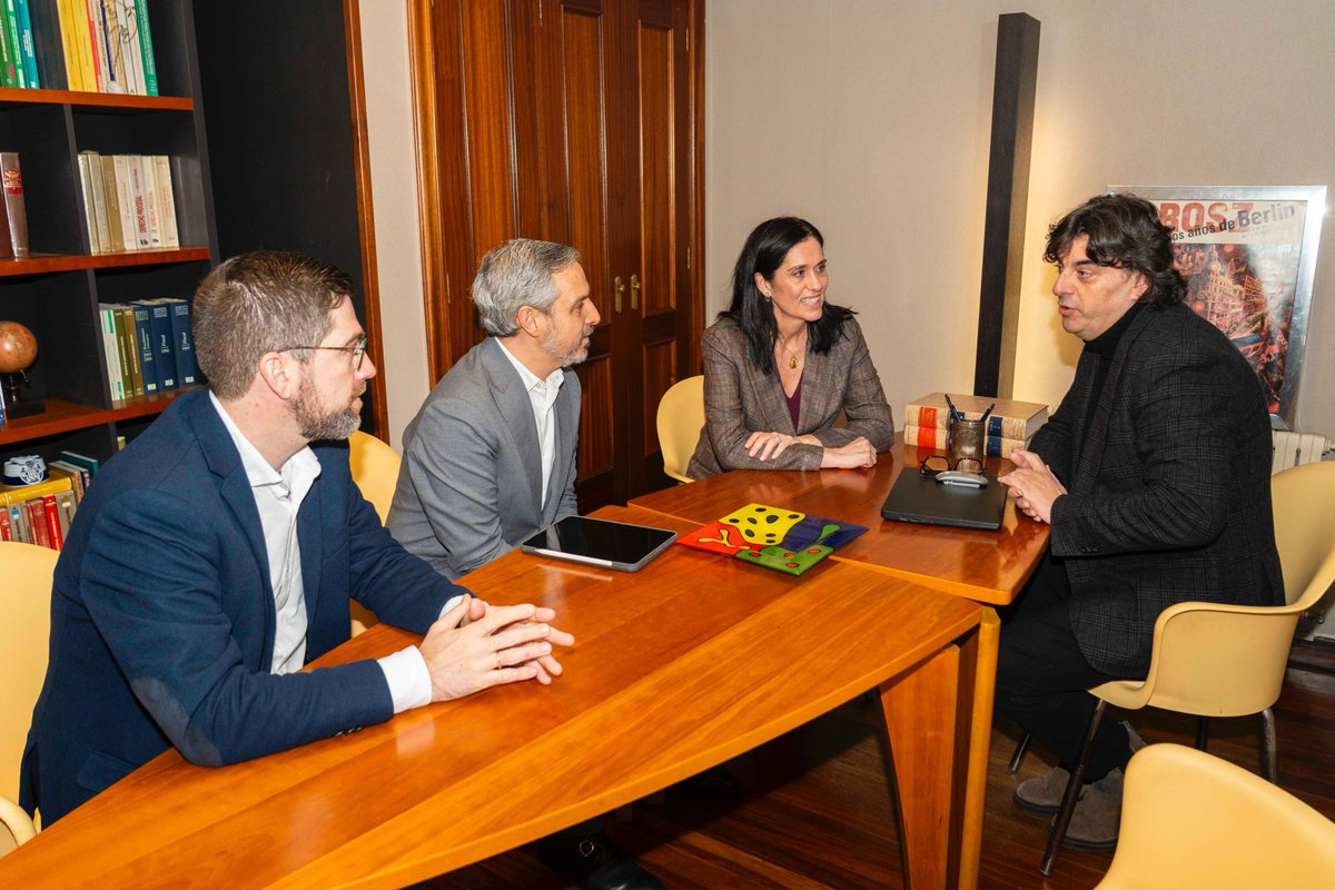 ppdegalicia's tweet photo. 🤝🏻 Estamos cos autónomos! Así o demostramos escoitando en Santiago, xunto a @JuanBravoBaena, @paulapra2 e @borja_verea, a quen crea emprego e levanta a persiana día a día.

Fronte ao Goberno de Sánchez que afoga aos autónomos 👉🏻 Nós defendemos: ➖ impostos, ➖ trabas e ➖ burocracia.