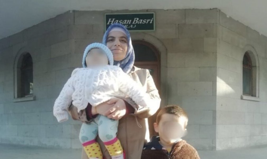 İki çocuk annesi Emine Sarıoğlu,Bank Asyaya para yatırdığı ve KHK ile kapatılan bir dershanede çalıştığı gerekçesiyle 6 yıl 3 ay hapis cezasına çarptırıldı.

 27 Ekim’de, bebeğiyle cezaevine giren Sarıoğlu AİHM tarafından suçsuz bulundu. Tahliye edilmeli!

BebekliAnne MerveSaydan