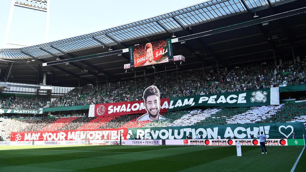 ultras_antifaa's tweet image. 1) The Dallas Cowboys are paying tribute to far-right activist Charlie Kirk.

2) Werder Bremen supporters in 2024 commemorating Israeli hostage Hersh Goldberg-Polin, who died during the IDF operations in Gaza.

3) Rangers supporters paying tribute to Queen Elizabeth II.

4) While…