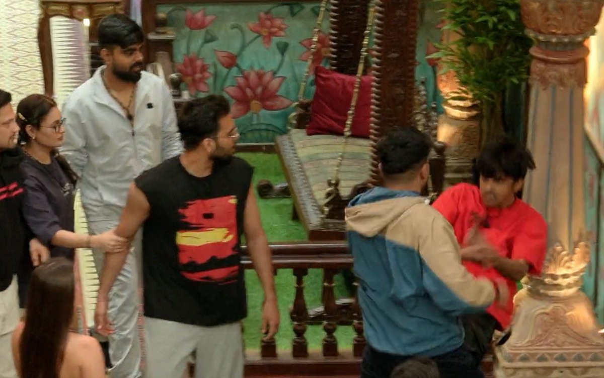 BollySpy's tweet photo. #ElvishYadav ko lekar ki gaye multiple comments ke baad, Elvish ke friend #ArchitKaushik ne #Maxtern ko floor par gira kar peet diya. #The50 

Aap Hai Kiske Sath?
RT --> Archit
LIKE --> Maxtern https://t.co/ZsGrh4AEH6