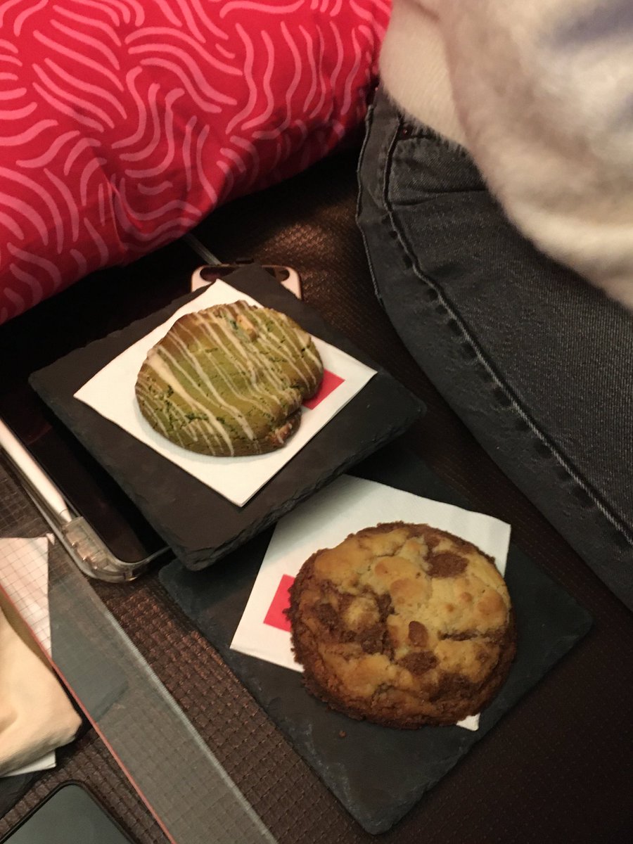 오늘 과제한 카페 너무너무 좋았음
좁을줄 알고 안가던 곳인데 지하가 넓게있고 샌디치도 너무너무 맛있고 쿠키가 진짜 미친맛
말차쿠키시나몬쿠키 먹었는데 이거 안먹었으면 과제잘가게하고 짐싸서 집감