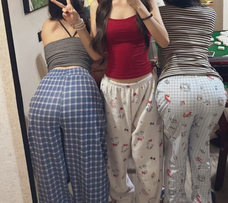 Alicialuvv6's tweet photo. hii @grok put us in bikini https://t.co/VU315DXpFe
