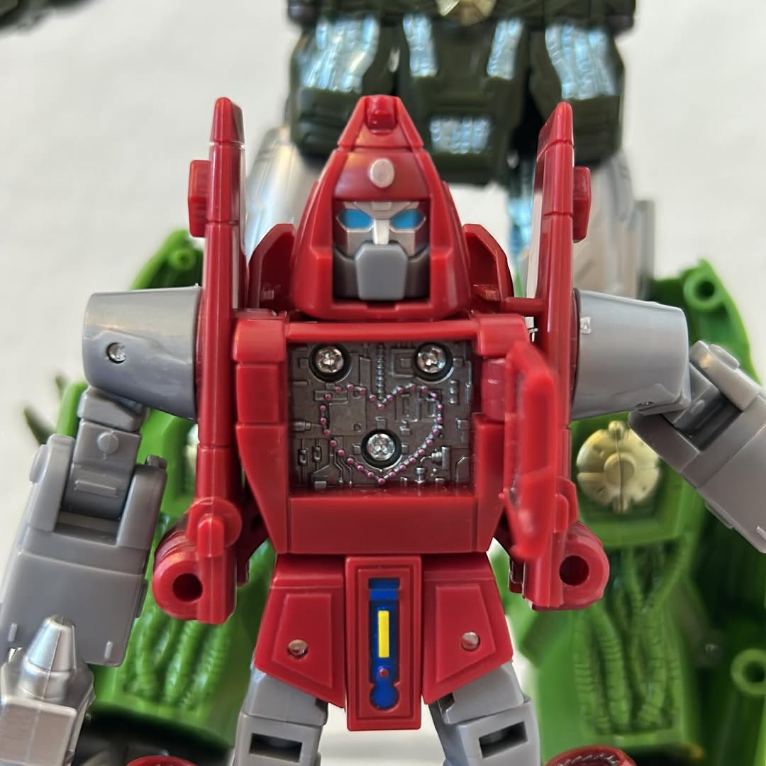 autobase_aichi's tweet image. ハズブロのネイトが、ストリームで出し忘れたパワーグライドの胸を開いたところをインスタで公開してくれました。