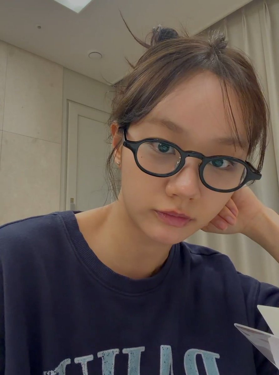 fineshythyeri's tweet photo. People in glasses are INSENLY HOT
#Hyeri #inyeop https://t.co/4dsoRQ6iLg