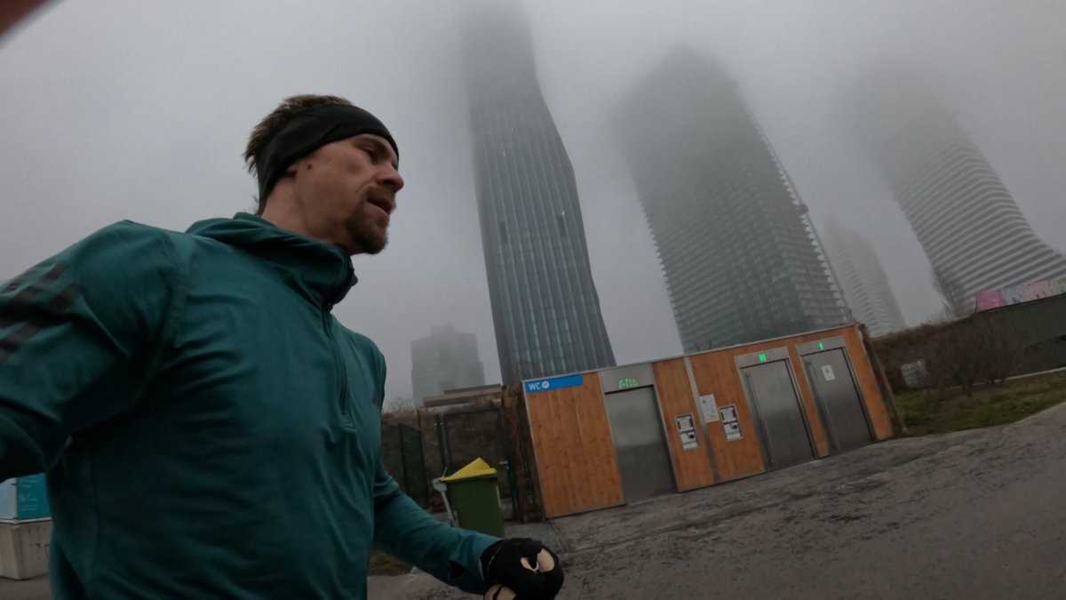 Tag 10/83 im VCM-Block. 📉 Heute Doppelschicht: 
🏃‍♂️ Vormittag: 18 km mit Surges (Knie hat zu 98% gehalten). 🚴‍♂️ Nachmittag: 90min Rad.

Wetterstatus: Grauenhaft. 🌫️ 
Suche aktuell nach: "Last Minute Trainingslager Sonne One-Way". Hält ja keiner aus hier.

#marathontraining #vcm