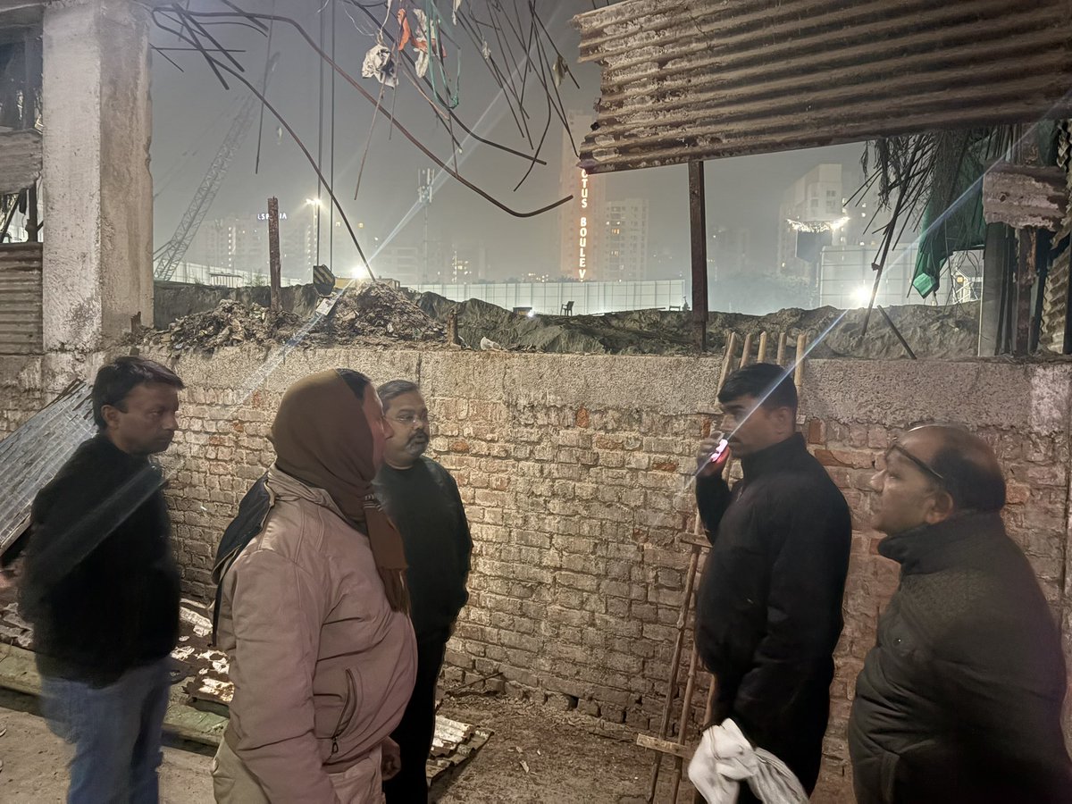 <a href="/CP_Noida/">CP Noida</a> 
Raat ke 12 baje 15 log chori karne ke liye basement ki deewar tod kar ghus gaye 
5000 logo ki jaan bhagwan bharose