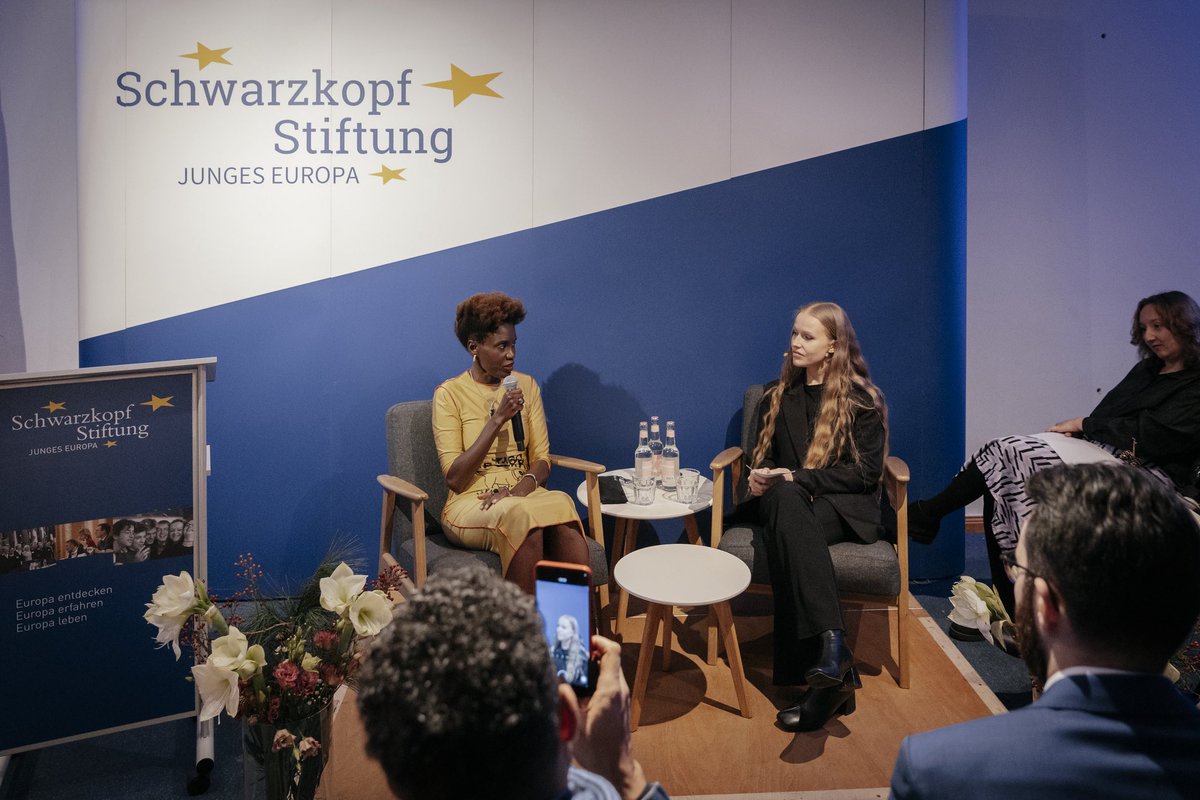 RokhayaDiallo's tweet photo. J’ai eu l’immense honneur de recevoir le Prix Schwarzkopf Europe à Berlin pour «mon engagement contre le racisme en France et au-delà». Chaque année il est décerné par un jury de «Jeunes Européens de l’année» à des responsables politiques ou à des initiatives de la société civile https://t.co/v3E1WZsnZ2