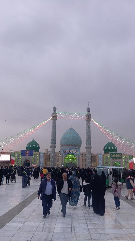 اینجا خانه اخرالزمانی هاست،
اینجا پایتخت دنیا خواهد شد،
امید ما به آمدن منجی اینجا زنده می شود...
#مهدی_جان_ایران
#Who_is_mahdi