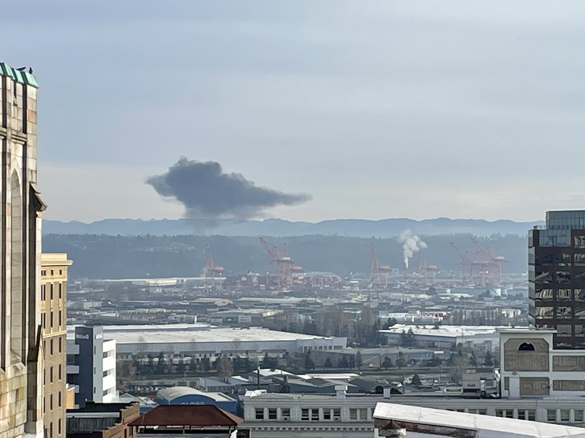 TacomaFire's tweet photo. 1900 Marine View Dr, 10:19am - TFD responded to a fire at an industrial facility in the tideflats. TFD sent a full hazmat response in an abundance of caution. Fire is out, but we are investigating further. https://t.co/f6lyDg9VvE
