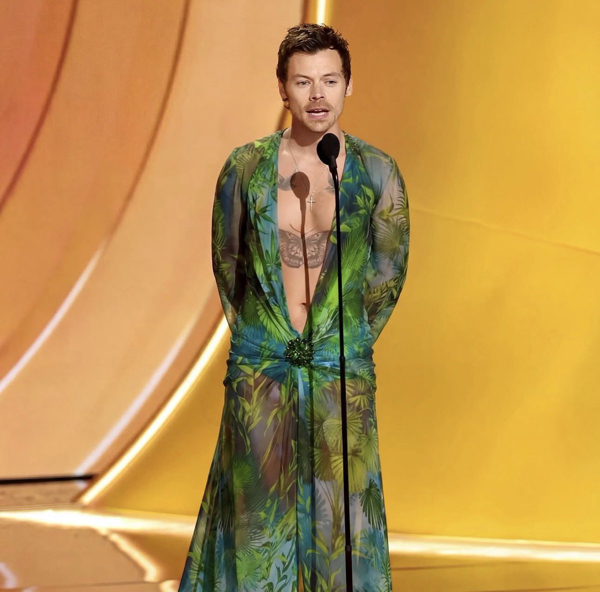 PopBase's tweet image. Donatella Versace comments on an AI-generated photo of Harry Styles wearing Versace clothing:

“Approved ✅🌴💚”