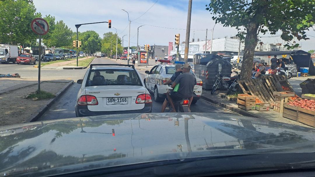El Uruguay real
Parados a 50cms  del patrullero .
Sin cascos sin chapa y mirando a los autos que paraban a ver que le afanan. Esto es #eluruguayposta