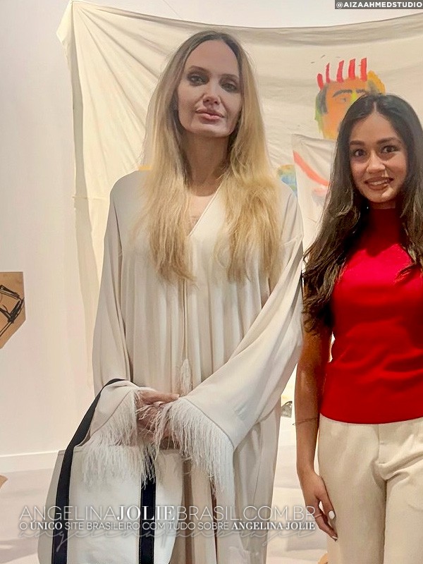 ajoliebr's tweet image. 🆕🆙 Angelina Jolie participa do Art Basel Qatar 2026. Visite nosso website para saber mais e ver as fotos na Galeria! 🔗 bit.ly/3Ol3z5C

🏷 #AngelinaJolie #Art #ArtBasel #ArtBaselQatar #Jolie #New #News #Qatar