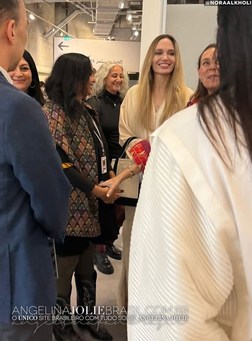 ajoliebr's tweet image. 🆕🆙 Angelina Jolie participa do Art Basel Qatar 2026. Visite nosso website para saber mais e ver as fotos na Galeria! 🔗 bit.ly/3Ol3z5C

🏷 #AngelinaJolie #Art #ArtBasel #ArtBaselQatar #Jolie #New #News #Qatar