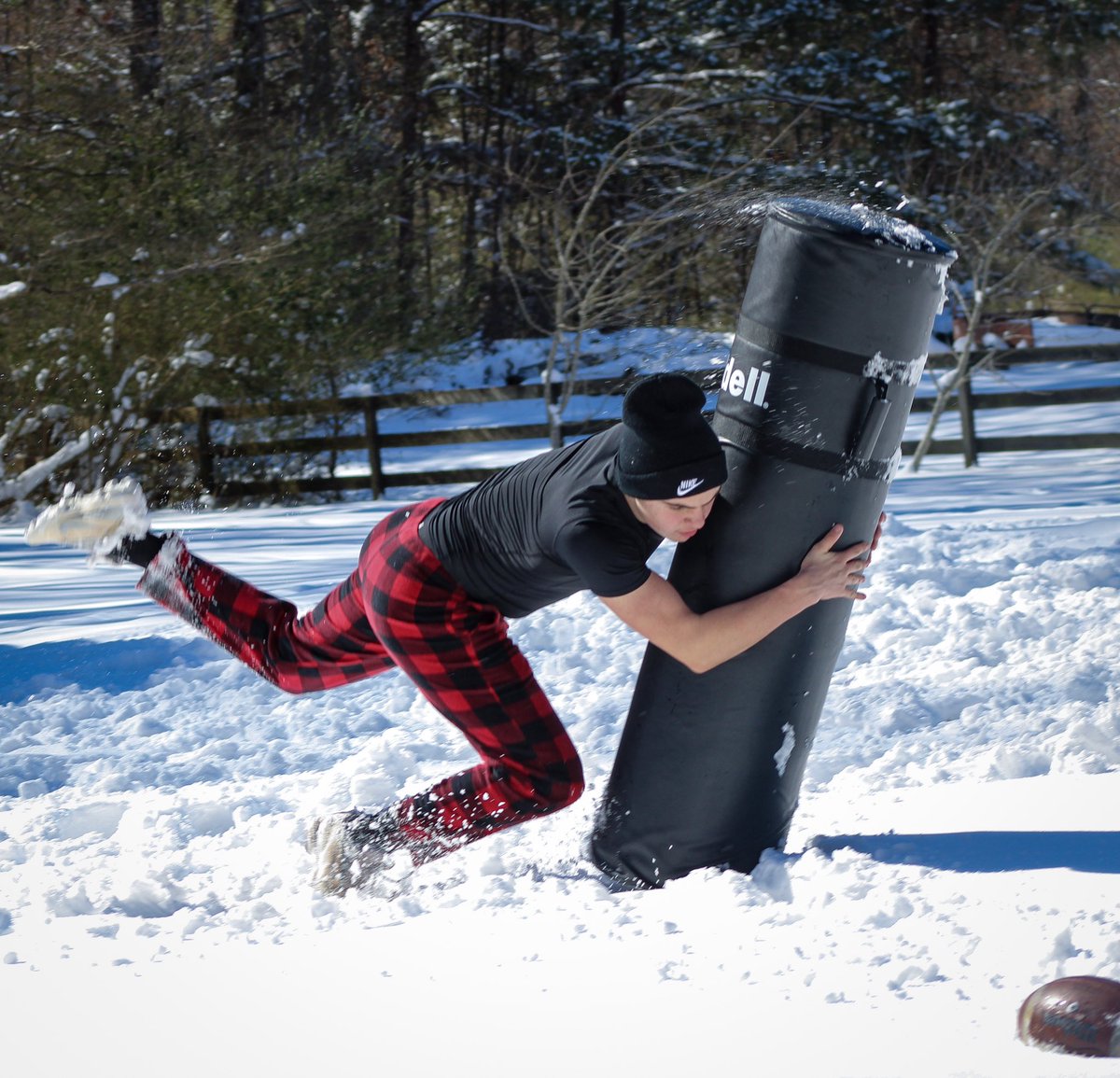 GeorgeRaymondd's tweet photo. Snow day grind☃️ #grind #snow #football #linebacker #highschool 
@_YorkStrength 
@YorkRecruits 
@JLayman44 
@Coach_green_sc https://t.co/okXFcsYjH7