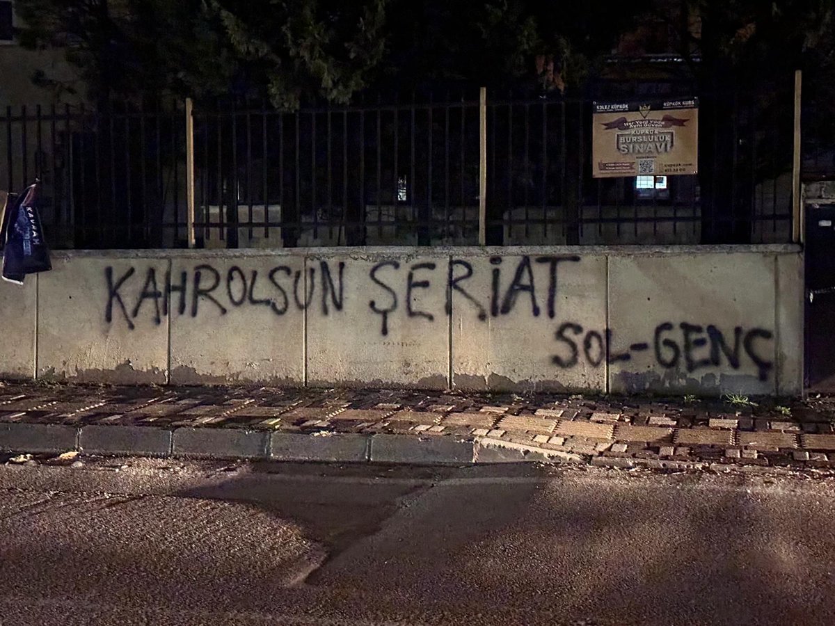 bursasolgenc's tweet photo. Şeriat ve faşizm karanlığına karşı yazılama yapan 3 arkadaşımız hakkında ev hapsi kararı verildi.
Ev hapsiyle fikirler hapsedilemez. Karanlığa teslim olmayacağız ! https://t.co/sqmH5vPExO