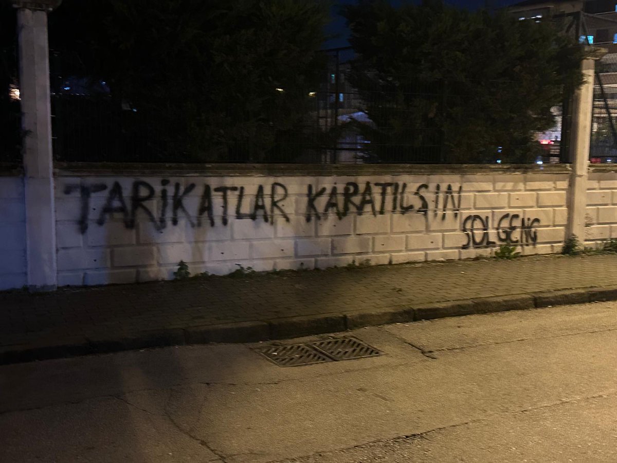 bursasolgenc's tweet photo. Şeriat ve faşizm karanlığına karşı yazılama yapan 3 arkadaşımız hakkında ev hapsi kararı verildi.
Ev hapsiyle fikirler hapsedilemez. Karanlığa teslim olmayacağız ! https://t.co/sqmH5vPExO