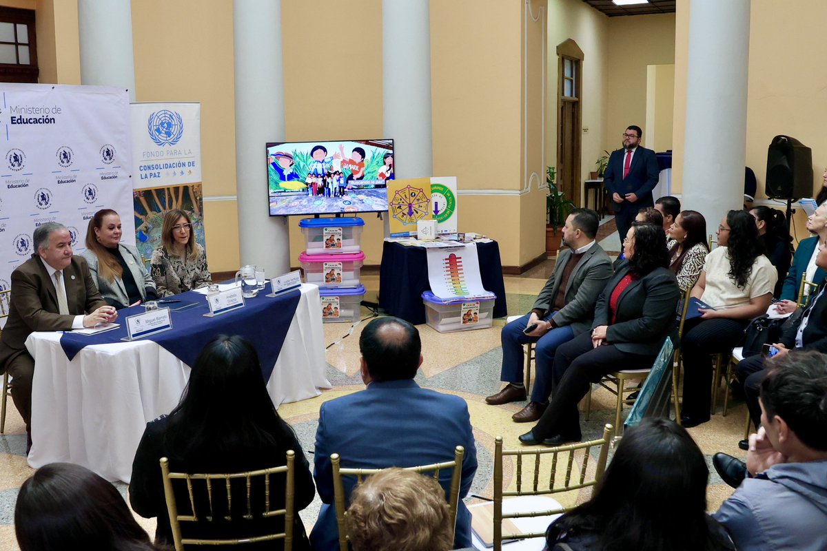✨“Es en la mente de las niñas y niños, donde construimos la paz”

📚 Hoy, junto a <a href="/CajaLudica/">Caja Lúdica</a> presentamos al <a href="/MineducGT/">Mineduc Guatemala</a> el “Modelo Educativo para la Paz y el Bienestar Emocional”, para su aplicación en escuelas de Santa María Ixtahuacán y Nahualá, Sololá

#SomosPaz <a href="/ONUGuatemala/">ONU Guatemala</a>