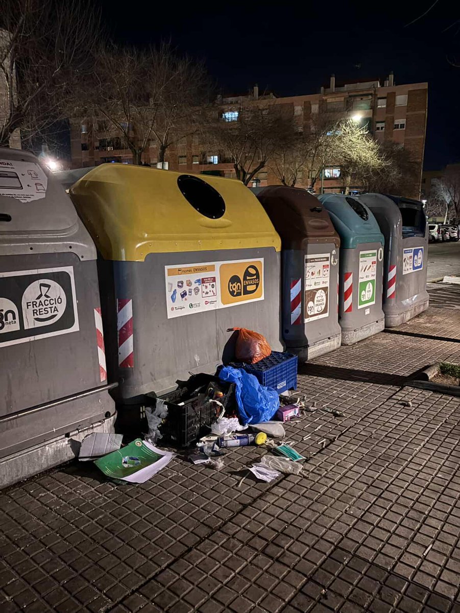 Plat_TgnaNeta's tweet photo. #Tarragona #tarragonabruta
Sr. Alcalde, a 3 mesos de la entrada d' Urbaser, serà que el canvi no ha sigut la solució màgica que vosté esperava, potser ha de fer altres coses com posar més mitjans encara i combatre l'incivisme... li diem com a idea per sino se l'ha acudit .... 👇 https://t.co/x6kbHyplZd